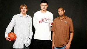 In seinem ersten NBA-Jahr – und in allen sieben Saisons danach – schaffte Yao es ins All-Star Game. Wer kennt die anderen beiden Herren noch?