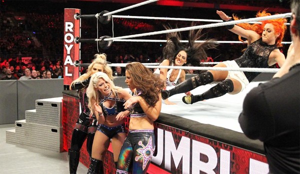 Als erstes durften die Damen in den Ring, darunter Becky Lynch (r.) und die Harley Quinn der WWE, Alexa Bliss (2.v.l.)