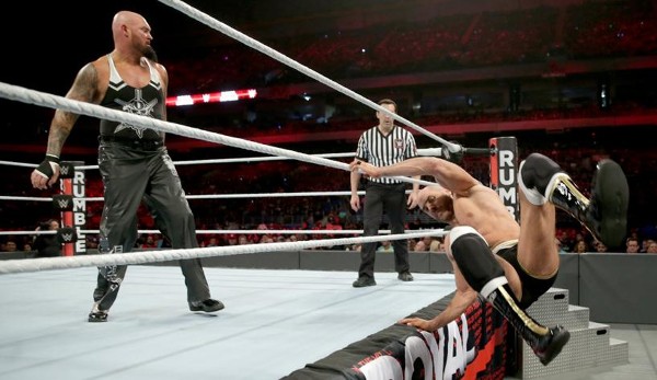 Anschließend verloren Cesaro und Sheamus ihren Tag-Team-Title gegen Gallows und Anderson: Hier macht Cesaro gerade den Abflug