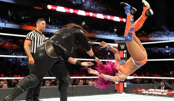Prügel bezog die verletzte Sasha Banks von Nia Jax - das Match fiel relativ kurz aus, dafür aber umso schmerzhafter für den Bo$$