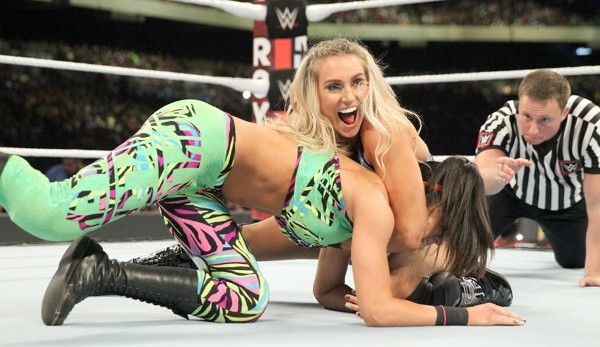 Wooooooooooo! Ric Flairs Tochter Charlotte verteidigte ihren Titel gegen Newcomer Bailey - und hatte offenbar Spaß dabei