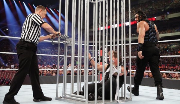Chris Jericho musste in den Käfig, bevor die Sause zwischen seinem besten Freund Kevin Owens und Roman Reigns (r.) starten konnte