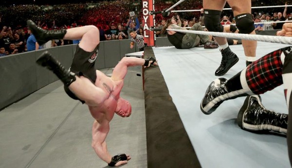 Und nur Sekunden später flog das "Beast" aus dem Ring - nächste krachende Pleite für Brock!