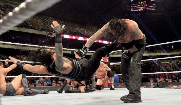 Als der Deadman auch noch den letzten Teilnehmer, Roman Reigns, verprügelte, sah er wie der sichere Sieger aus. Aber Reigns konterte und warf ihn aus dem Ring