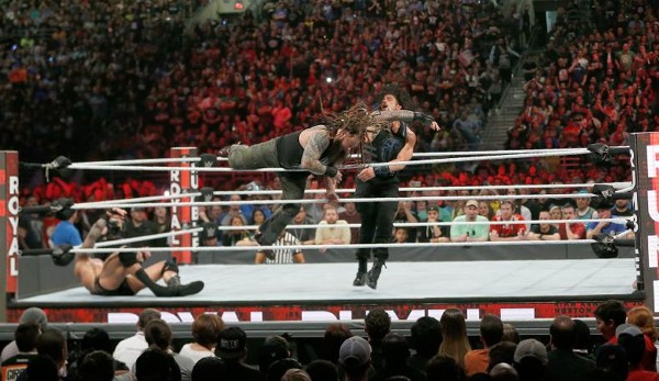Die letzten drei im Ring: Reigns, Bray Wyatt und die Viper. Reigns machte mit Wyatt kurzen Prozess ...