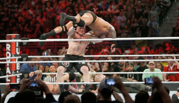 Es wurde Zeit für die Platzhirsche: Brock Lesnar machte den Anfang und prügelte sich durch den Ring - F5 für Randy Orton. Auch Enzo Amore flog aus dem Ring - und dann gab es den Showdown mit Goldberg
