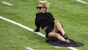 Schon vor dem Spiel war Lady Gaga der Hingucker schlechthin - einmal Räkeln auf dem Kunstrasen bitte. Tiefe Einblicke waren offenbar mehr als erlaubt