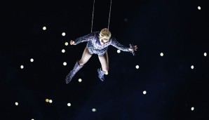 Dann war Halbzeit - und Lady Gaga sprang sprichwörtlich vom Dach! In einem Outfit, dass an Seven of Nine von Star Trek: Voyager erinnerte ...