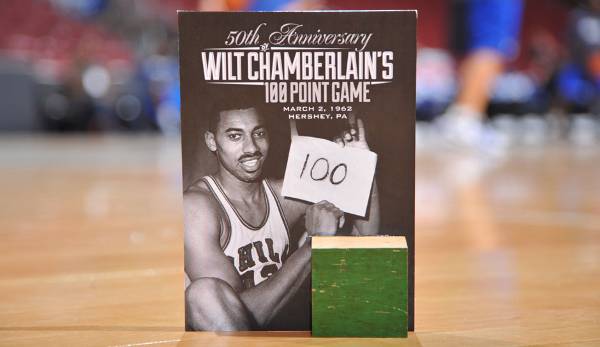 Der ultimative individuelle Rekord darf natürlich nicht fehlen: Am 2. März 1962 erzielte Wilt Chamberlain mit Philly im Spiel gegen New York 100 Punkte. Die verrückte Story des Spiels findet Ihr hier.
