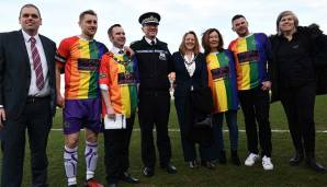 Der Hintergrund der Trikotkuriosität war kein Machtwort eines abgedrehten Sponsors, sondern ein besonders respektabler: Mit dem Jersy in den Farben der LGBT-Prideflagge wollt der Klub seine Unterstützung für die Initiative "Football v Homophobia" zeigen.
