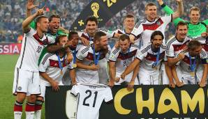 Nur wenige Wochen später wurde Deutschland ohne Reus Weltmeister in Brasilien. Seine Teamkollegen erwiesen ihm die Ehre, als es ein Reus-Trikot auf das offizielle Siegerfoto schaffte.