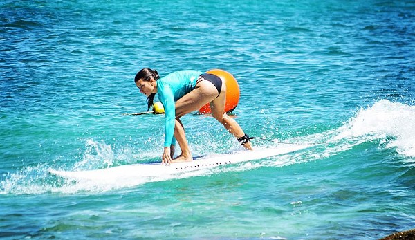 Die Sportskanone macht natürlich auch auf dem Surfbrett eine gute Figur