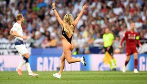 Sie ist sowas wie die Nachfolgerin des berühmt berüchtigten Jimmy Jump und eine Serientäterin. Beim Champions-League-Finale 2019 zwischen Liverpool und Tottenham stürmte das amerikanische Model Kinsey Wolanski das Feld.