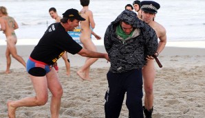 Beim Nudisten-Rugby in Neuseeland angezogen zu flitzen, geht natürlich gar nicht. Pfui - raus mit dem!