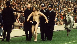 Beim Five-Nations-Rugby-Turnier 1976 in London zwischen England und Wales kommt dieser Herr angerannt. Sein bestes Stück wird sofort in Sicherheit gebracht