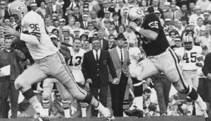 II: Green Bay Packers - Oakland Raiders 33:14 - Ein Jahr später konnten die Packers ihren Titel in Miami verteidigen. Links ist Boyd Dowler bei seinem 62-Yard-TD-Run zu sehen. Der lachende Herr im feinen Zwirn ist übrigens Packers-Coach Vince Lombardi