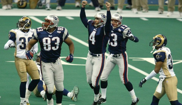 XXVI: New England Patriots - St. Louis Rams 20:17 - Der Beginn der Brady-Belichick-Dynasty! Die Pats-Defense schaltete die "Greatest Show on Turf" aus, Adam Vinatieri knipste den Siegtreffer. MVP wurde Tom Brady (145 YDS, TD)