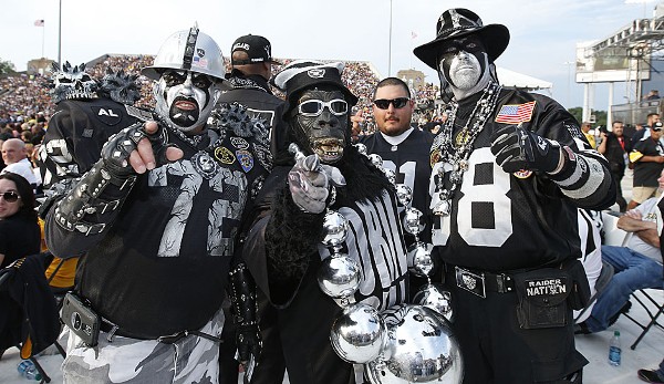Ganz besonderen Einsatz gibt es regelmäßig in Oakland: Das "Black Hole", Heimat der treusten Raiders-Fans, dient bei Heimspielen als Bühne für große Kostüm-Partys