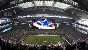...das absolute Highlight in der Mega-Arena: Der Jumbotron! Die Cowboys haben in ihrer Arena den viertgrößten HD-Video-Screen der Welt. Der deckt den Raum zwischen beiden 20-Yard-Lines ab