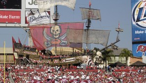 ...das Markenzeichen der Bucs-Heimat: Ein riesiges Piratenschiff, das hinter einer Endzone aufgebaut wurde und bei jedem Tampa-Bay-Touchdown die Kanonen donnern lässt