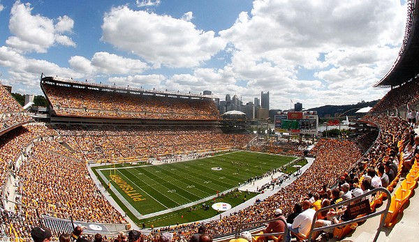 Wir bleiben im Norden, wechseln aber die Conference: Die Pittsburgh Steelers spielen seit 2001 im Heinz Field, wo sie von 68.400 Fans live angefeuert werden können. Das Stadion liegt direkt am großen Ohio River