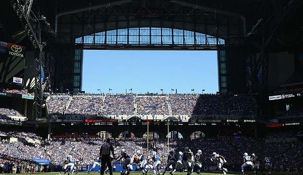 Das Lucas Oil Stadium der Indianapolis Colts, 2008 für 720 Millionen Dollar fertig gestellt, kann zum Football bis zu 62.421 Fans aufnehmen. Hier findet unter anderem auch die Draft-Combine statt