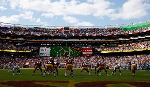 Deutlich weniger modern geht es bei NFC-East-Rivale Washington zu: Die Redskins spielen seit 1997 in ihrem FedEx Field, und das vor bis zu 82.000 Zuschauern. 250,5 Millionen Dollar kostete die Arena einst