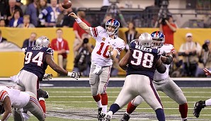 FEBRUAR: Angeführt von einem brillianten Quarterback Eli Manning gewinnen die New York Giants den Super Bowl