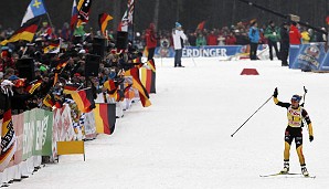 MÄRZ: Zum Abschluss ihrer Karriere holt sich Magdalena Neuner zum dritten Mal den Gesamtweltcup im Biathlon