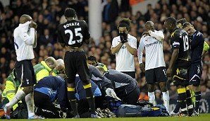 MÄRZ: Schockmoment! Im FA-Cup-Viertelfinale zwischen Tottenham und Bolton bricht Fabrice Muamba auf dem Platz zusammen - tagelang kämpft er um sein Leben