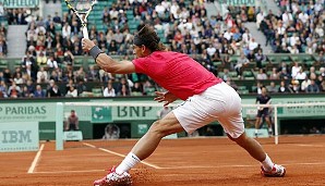 JUNI: Auf seinem geliebten roten Sand gelingt Rafael Nadal die Revanche gegen Novak Djokovic. Mit seinem siebten Erfolg ist er der alleinige Rekordhalter in Roland Garros