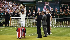JULI: Bei den Männern triumphiert Roger Federer zum siebten Mal und setzt sich nach langer Wartezeit wieder an die Nummer eins der Tennis-Weltrangliste