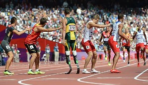 AUGUST: Bladerunner Oscar Pistorius nimmt als erster beidseitig unterschenkelamputierter Läufer an den Olympischen Spielen teil