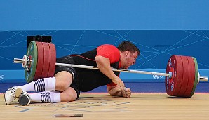 AUGUST: Peking-Olympiasieger Matthias Steiner hat beim Reißen Glück im Unglück: Die Hantel fällt ihm in den Nacken, er kommt aber ohne Folgeschäden davon