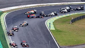 NOVEMBER: Beim Brasilien-GP droht Sebastian Vettels Titelverteidigung schon in der ersten Runde zu platzen: Der Heppenheimer dreht sich