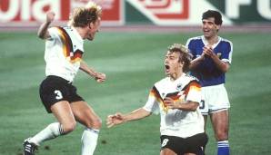 Der Jubel ist groß bei Andi Brehme und Jürgen Klinsmann. Einerseits sicherlich wegen des Gewinns der Weltmeisterschaft, aber das Trikot gefällt ihnen bestimmt auch.