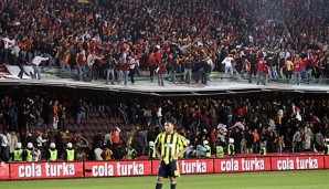 Galatasaray - Fenerbahce: Die türkischen Fans sind als besonders enthusiastisch bekannt. Ein Sitzplatz im Unterrang kann da schon gefährlich werden