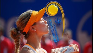 Küsschen für die Trophäe: In Nürnberg holte die Kanadierin endlichen ihren ersten Titel auf der WTA-Tour