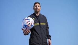 Lionel Messi scheint das Spielgerät auf jeden Fall schon einmal zu gefallen.