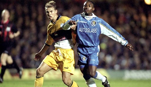 Celestine Babayaro (r.) wurde 1999 als Jahrhunderttalent vom FC Chelsea verpflichtet. Seit 2008 ist der 32-jährige Nigerianer vereinslos