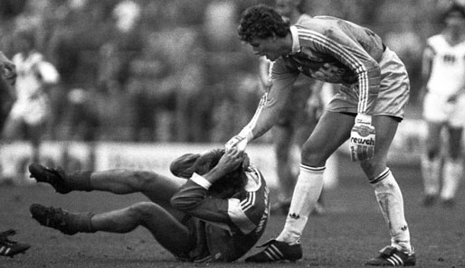Schon 1989 bewies Schalke-Torhüter Lehmann sein hitziges Gemüt: Hier schnappt er sich Unterhachings Bernd Müller