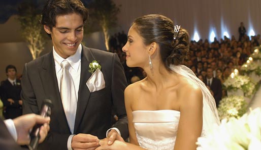 Auch privat hat Kaka sein Glück gefunden: Am 23. Dezember 2005 heiratete er seine langjährige Freundin Caroline Celico. Die beiden haben zwei Kinder