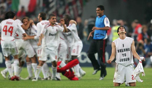 Der gläubige Kaka (r.) richtet seinen Dank nach dem Sieg der Champions League 2007 nach ganz oben