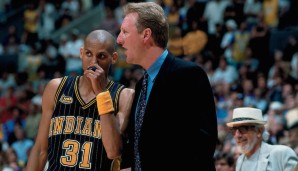 Bird kehrte jedoch als Trainer zurück. Im Jahr 2000 führte er die Indiana Pacers um Reggie Miller (l.) sogar in die Finals