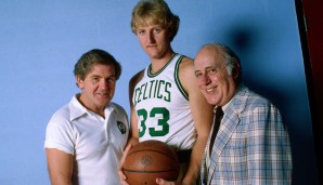 Celtics-Pate Red Auerbach (r.) und Coach Bill Fitch (l.) waren schon mal vom jungen Larry überzeugt