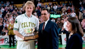 1984 erhielt Bird den ersten von drei MVP Awards in Folge, ...