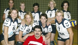 Von 2003 bis 2007 war die 1,86 m große Blonde (2.v.v.l.) für den Bundesligisten TV Fischbek am Ball