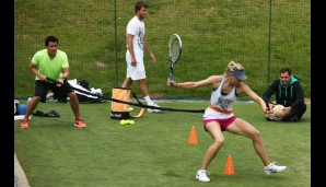 Kontrastprogramm: Maria bei der Vorbereitung auf Wimbledon 2013