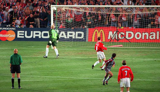 Einer dieser Karrieremomente: Scholl trifft im CL-Finale 1999 in Barcelona gegen Manchester United nur den Pfosten