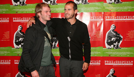 Mehmet Scholl mit Peter Brugger von Sportfreunde Stiller bei der Premiere seines Films "Frei: Gespielt"